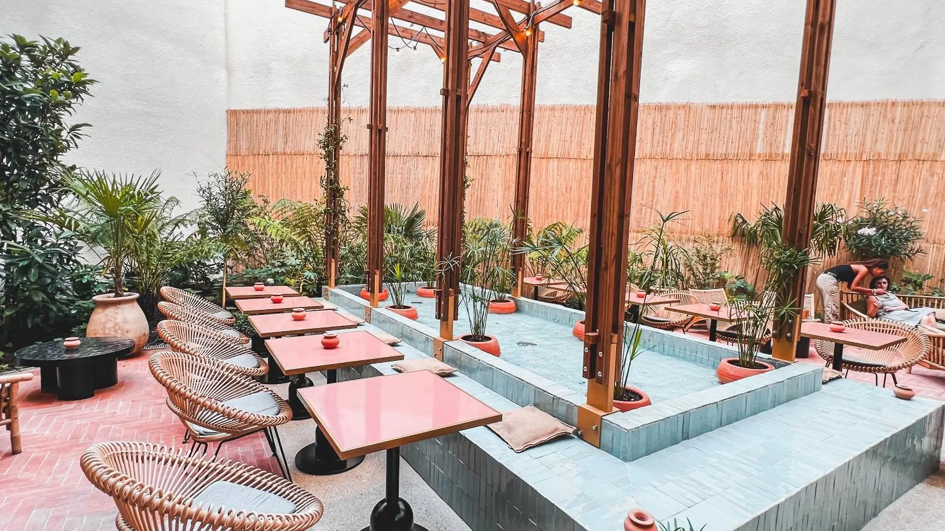 Hotel Bloom House & 4*