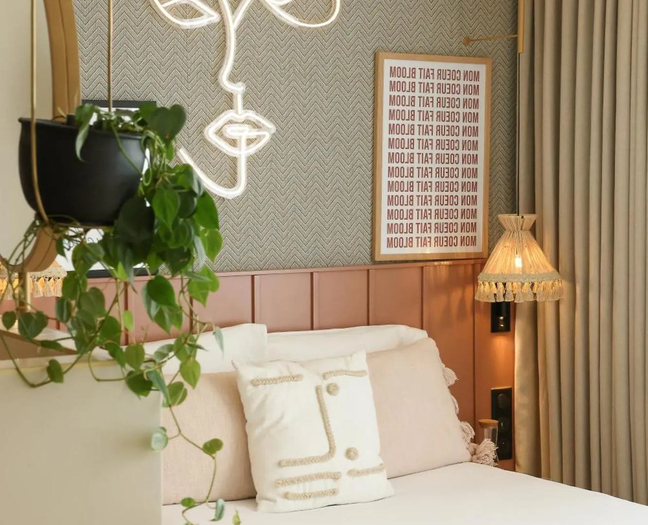 Hotel Bloom House & 4*