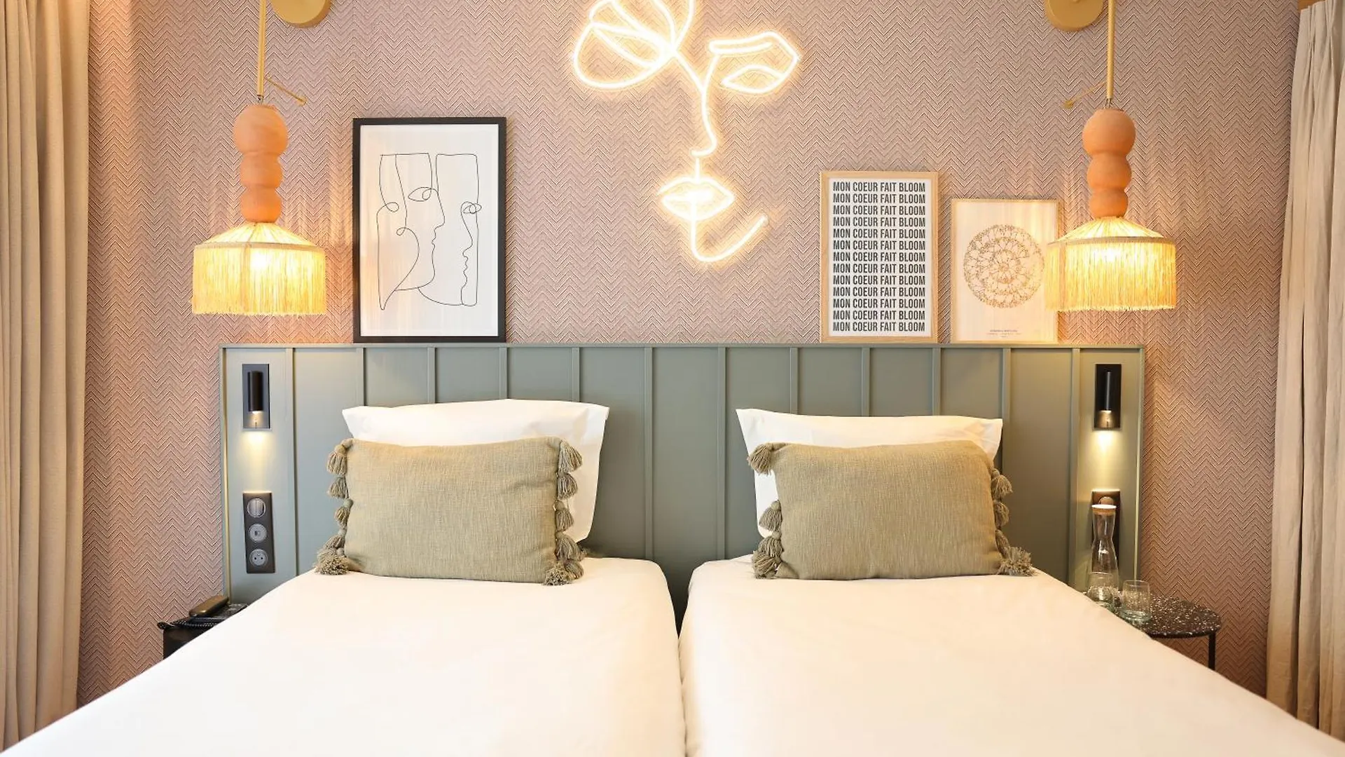 Hotel Bloom House & 4*