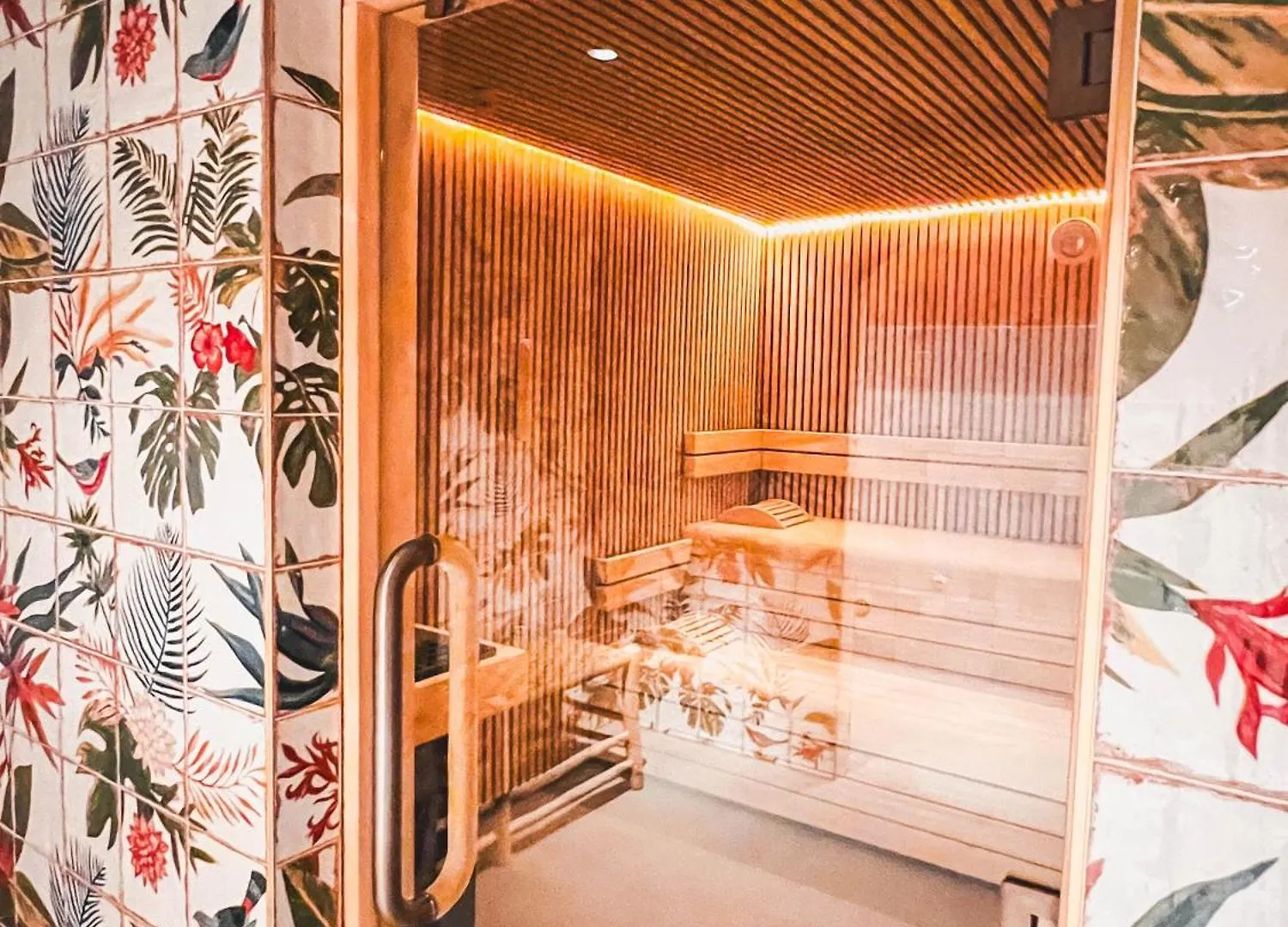 Hotel Bloom House & 4*